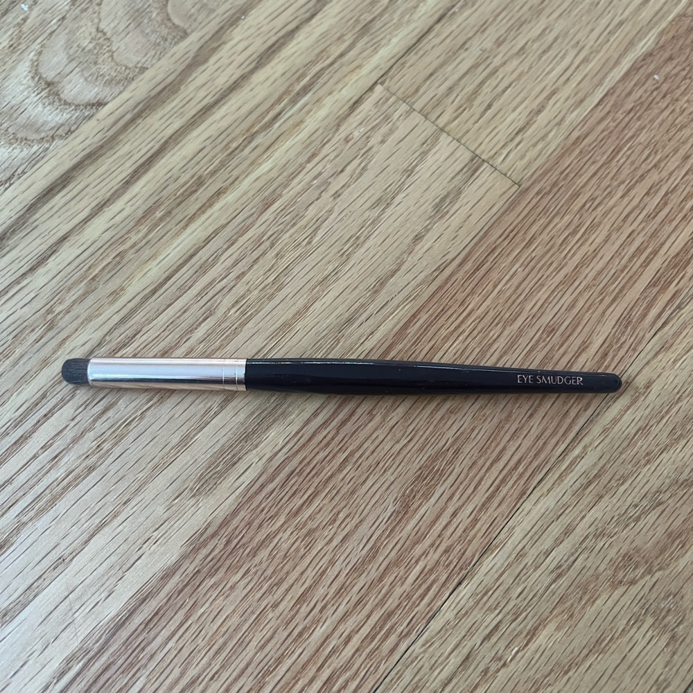 Charlotte tilbury eyeshadow brush eye smudger brush